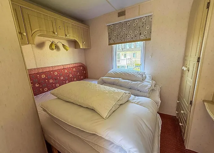 Spacious Caravan For Hire In Hunstanton At Manor Park Holiday Park Ref 23047B