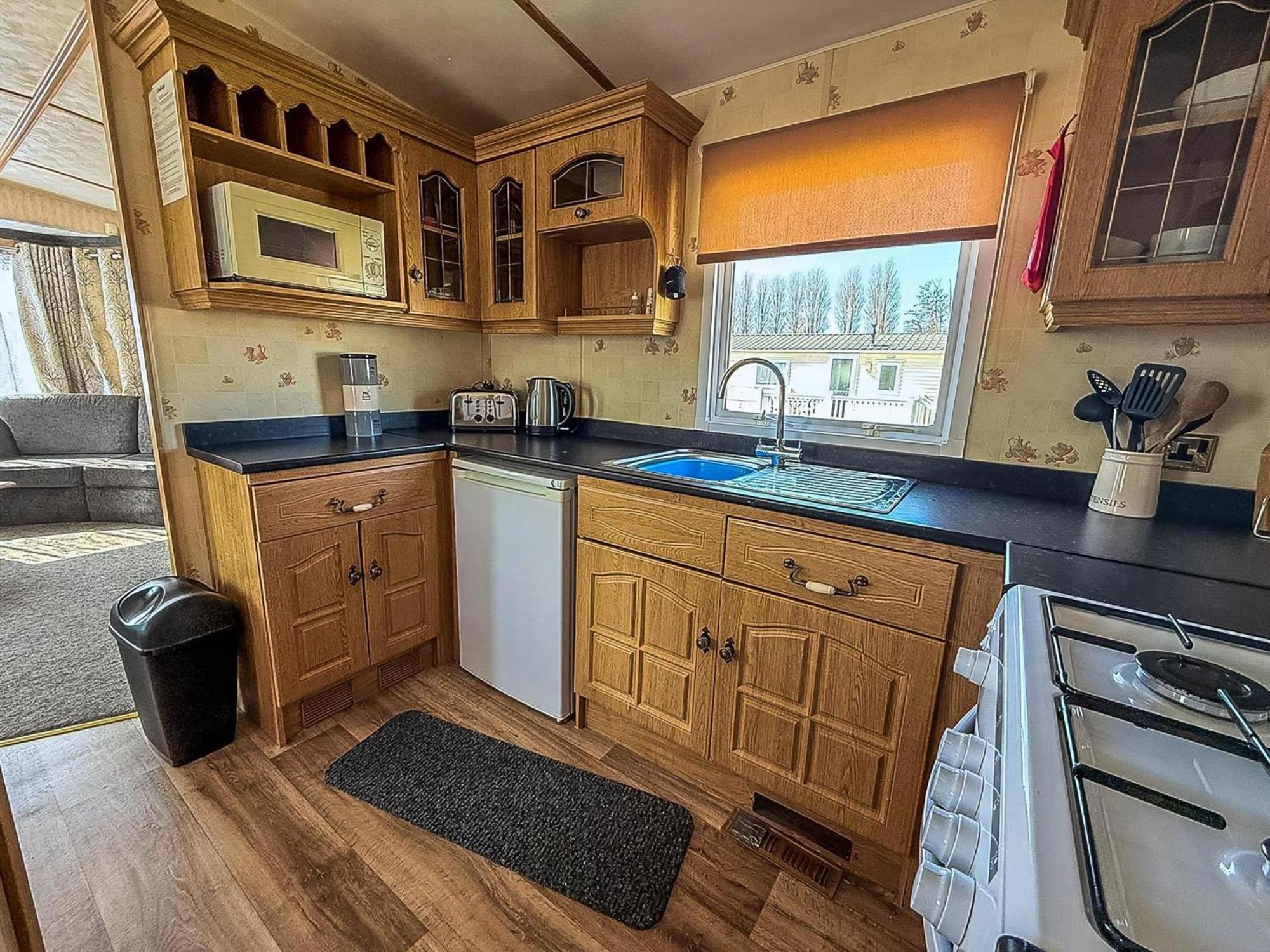 Campsite Spacious Caravan For Hire In At Manor Park Ref 23047b