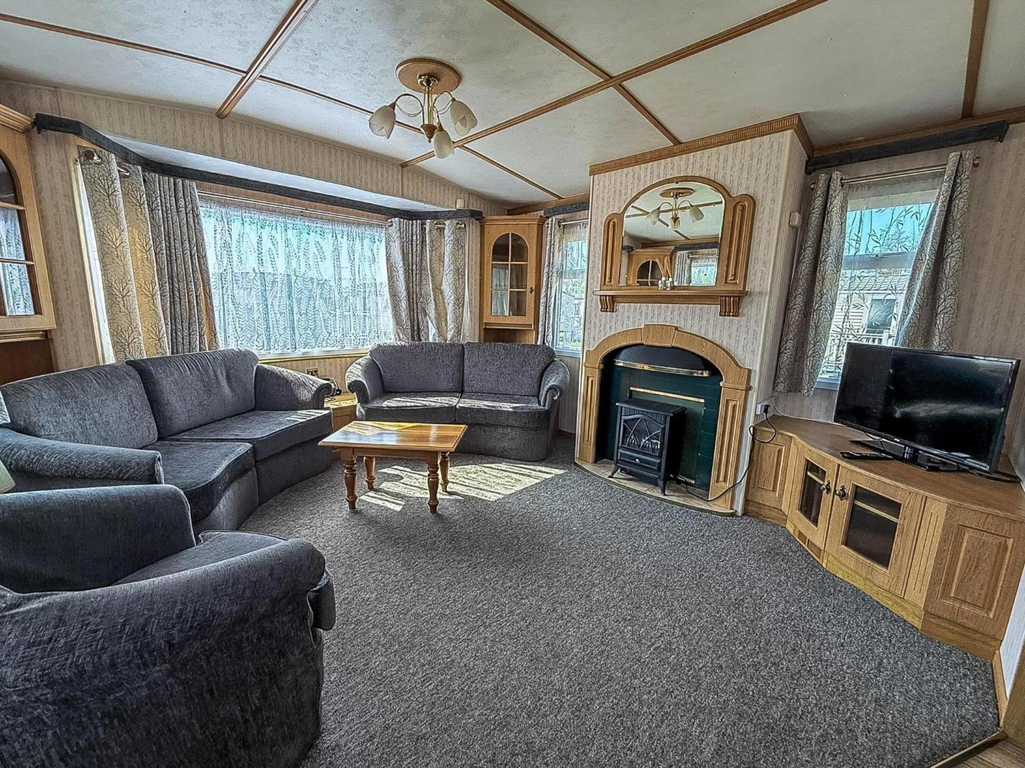 Spacious Caravan For Hire In At Manor Park Ref 23047b Hunstanton