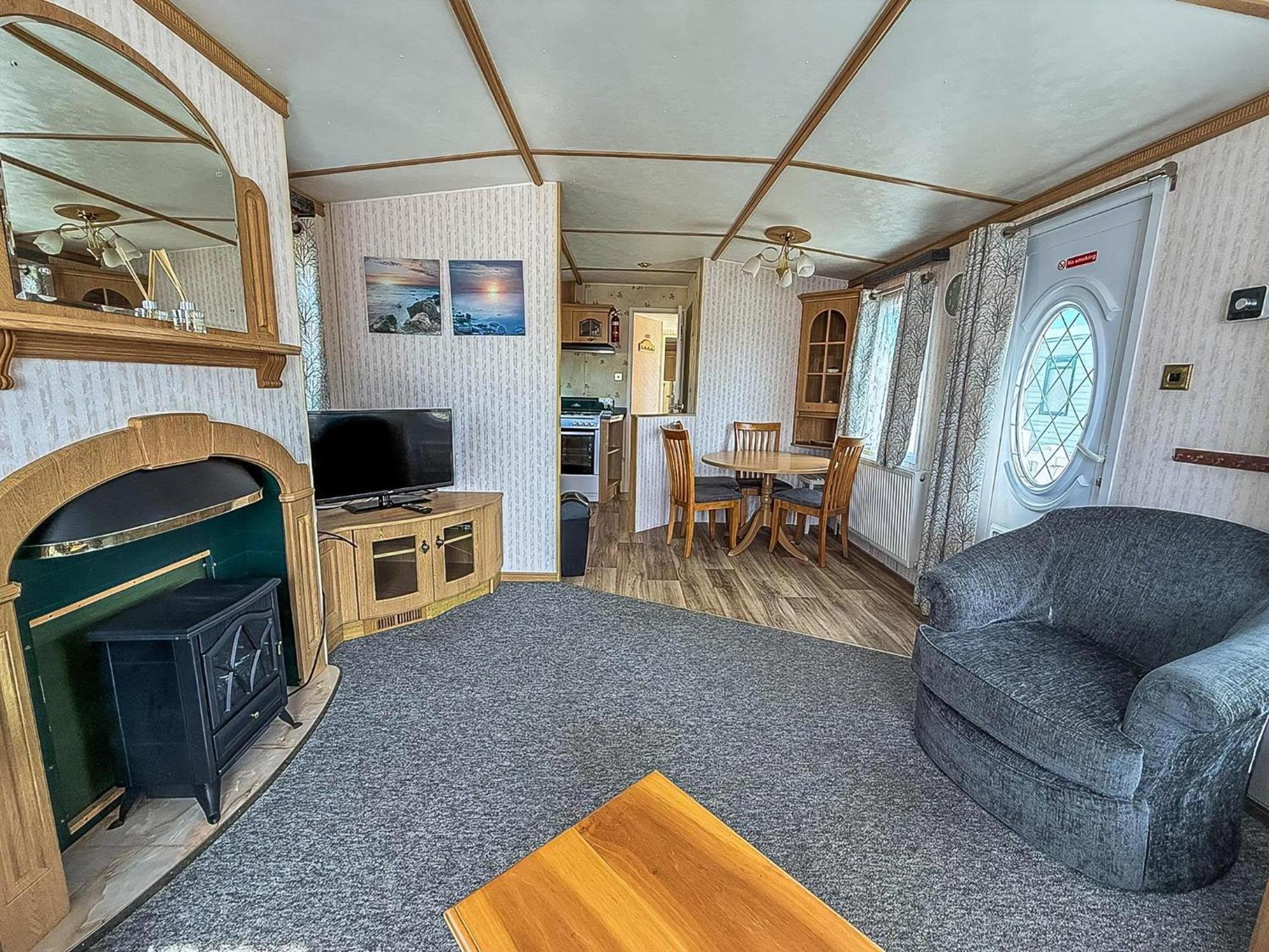Campsite Spacious Caravan For Hire In At Manor Park Ref 23047b Hunstanton