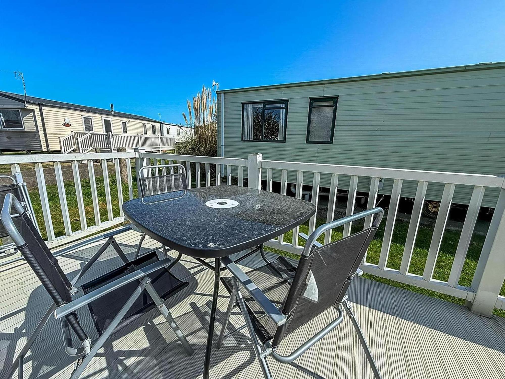 Campsite Spacious Caravan For Hire In At Manor Park Ref 23047b Hunstanton